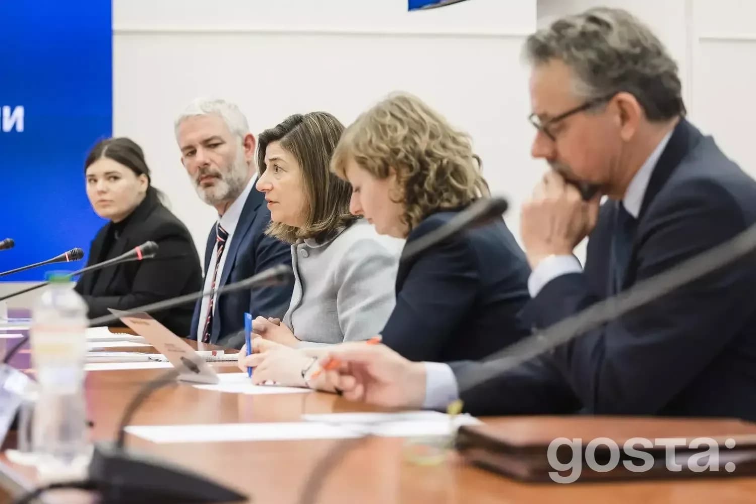Представники МВС України та МКЗБ дискутують на офіційній зустрічі щодо ідентифікації зниклих безвісти.