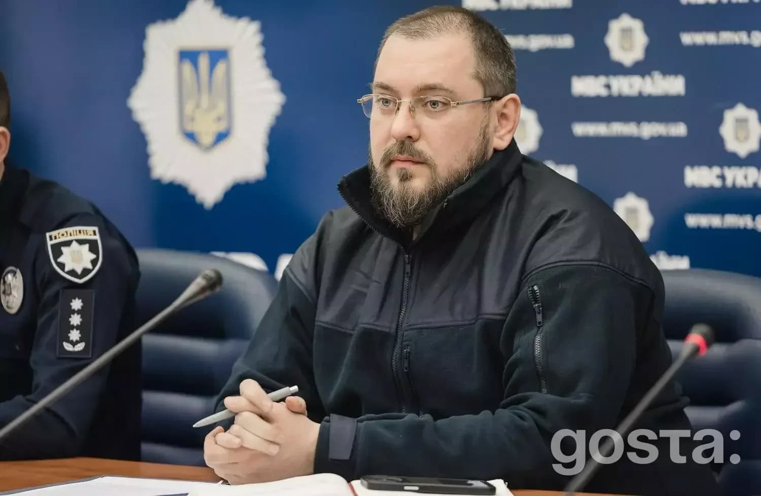 На зображенні офіційна зустріч представника МВС України під час обговорення ідентифікації зниклих безвісти.