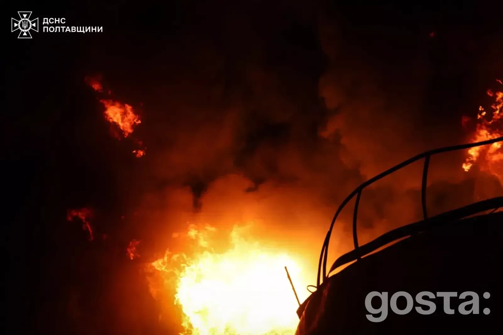 Вогонь на тлі нічного неба під час російських обстрілів у Полтавській області, рятувальні роботи ДСНС.