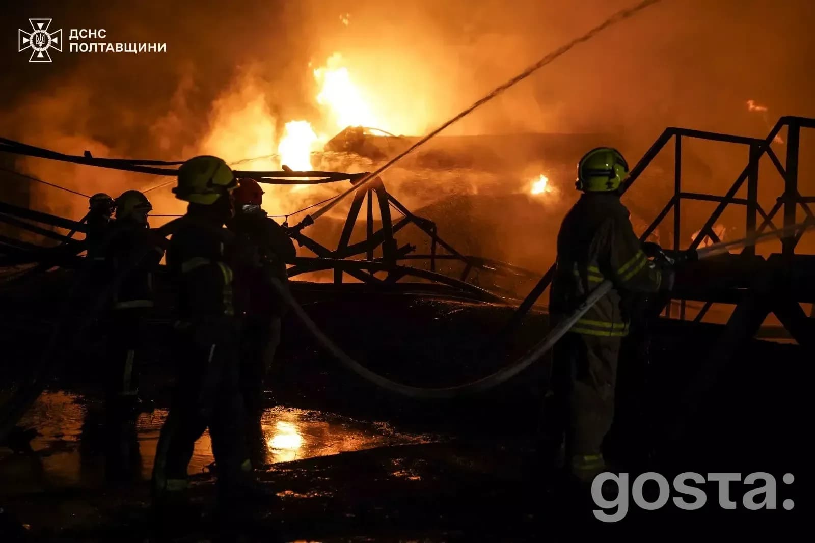 Рятувальники гасять пожежу внаслідок російського обстрілу на Полтавщині.