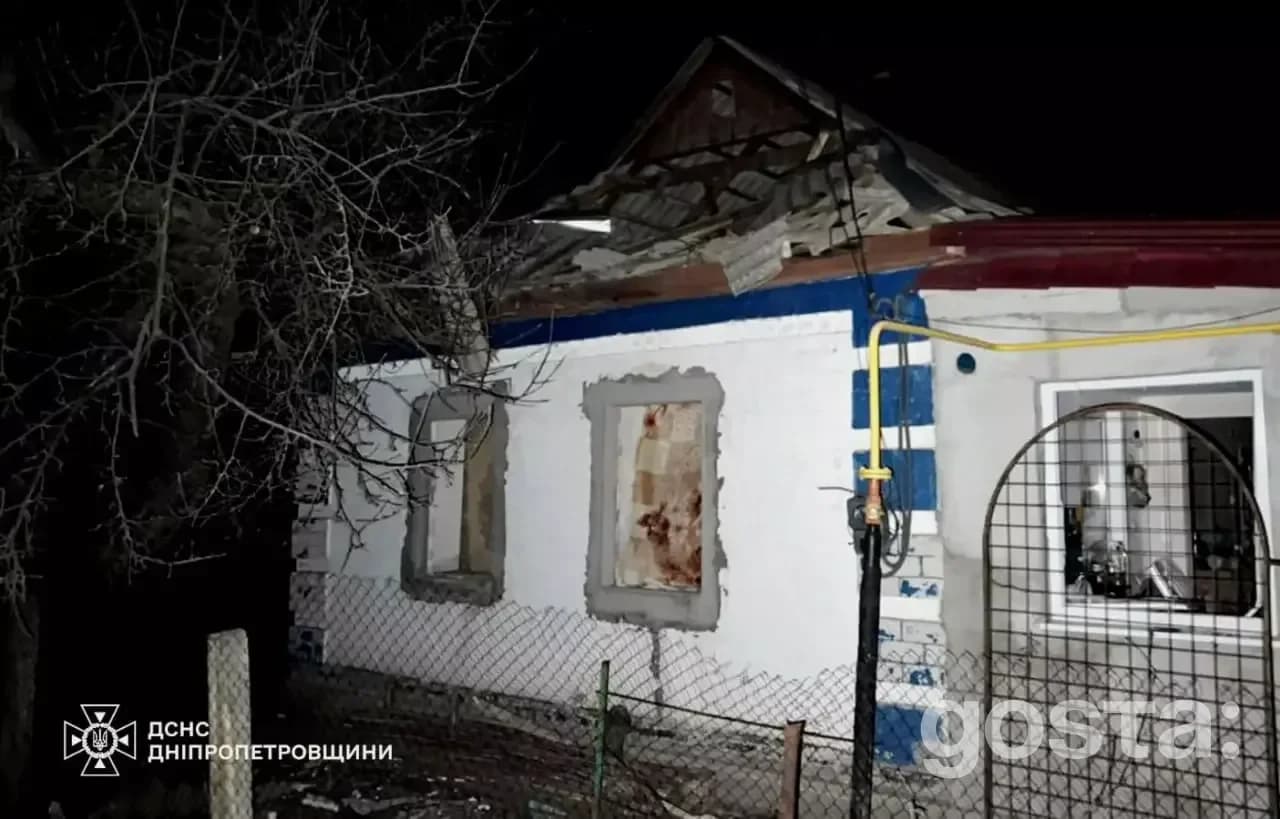 Зруйнований будинок після обстрілів у Дніпропетровщині, рятувальники ДСНС працюють на місці події.