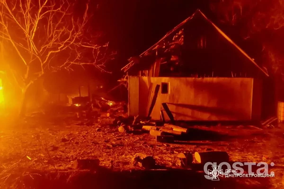 Пожежа вночі на Полтавщині через обстріли: зруйноване помешкання, загинула людина, рятувальники ДСНС ліквідовують наслід
