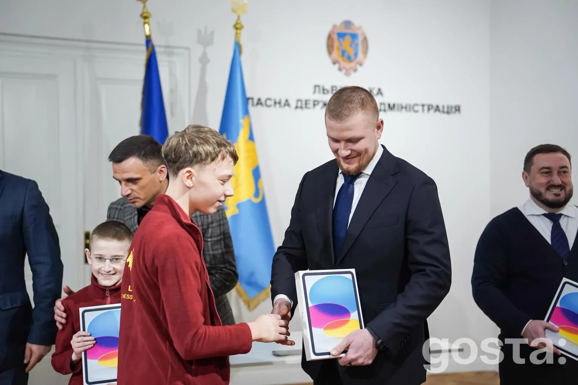 Заступник Міністра молоді нагороджує дітей-переможців шахових змагань у Львівській обласній державній адміністрації.