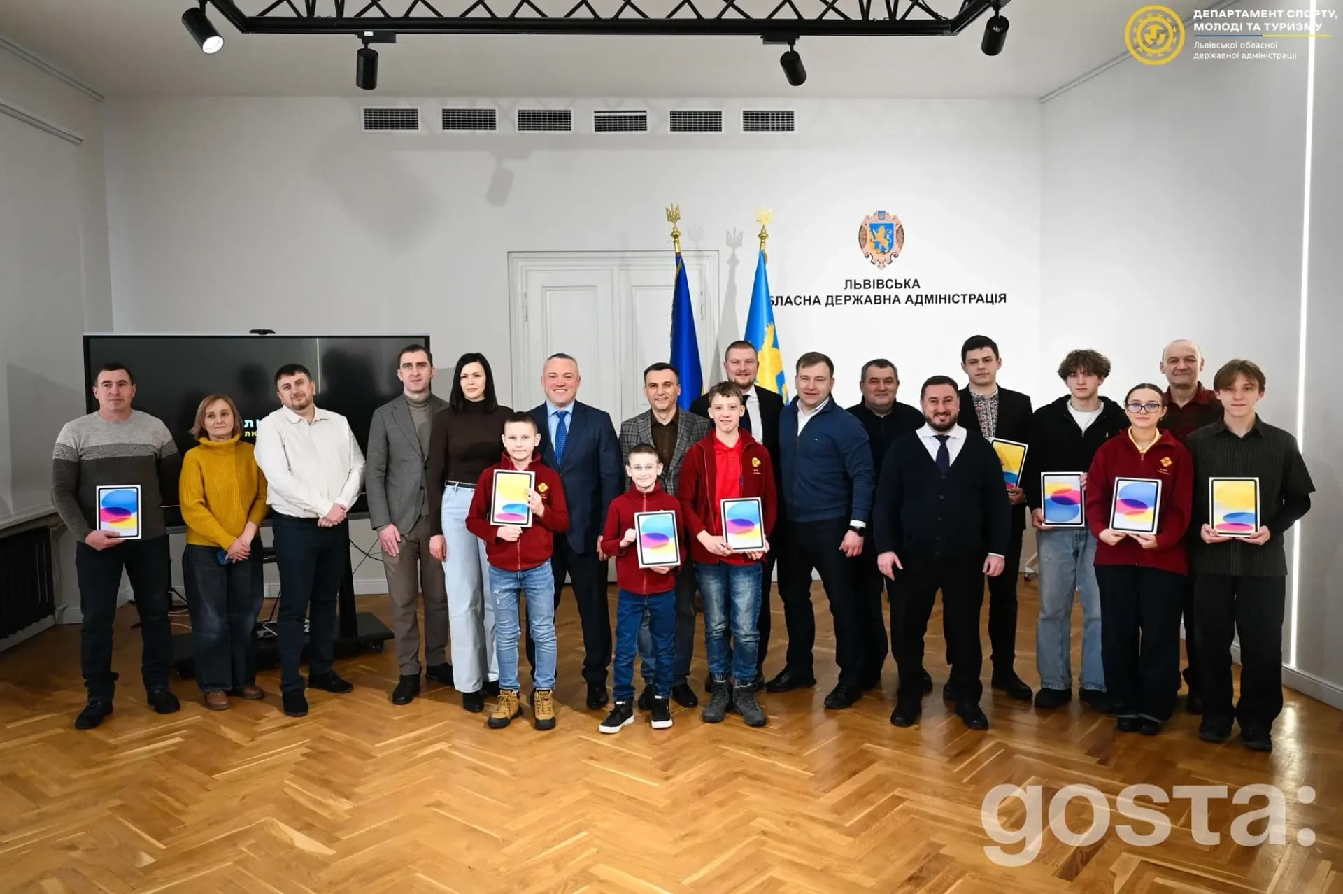 Заступник міністра Сергій Тимофєєв та Лідія Юзвов з юними переможцями на зустрічі в Львівській ОВА, розвиток масового сп