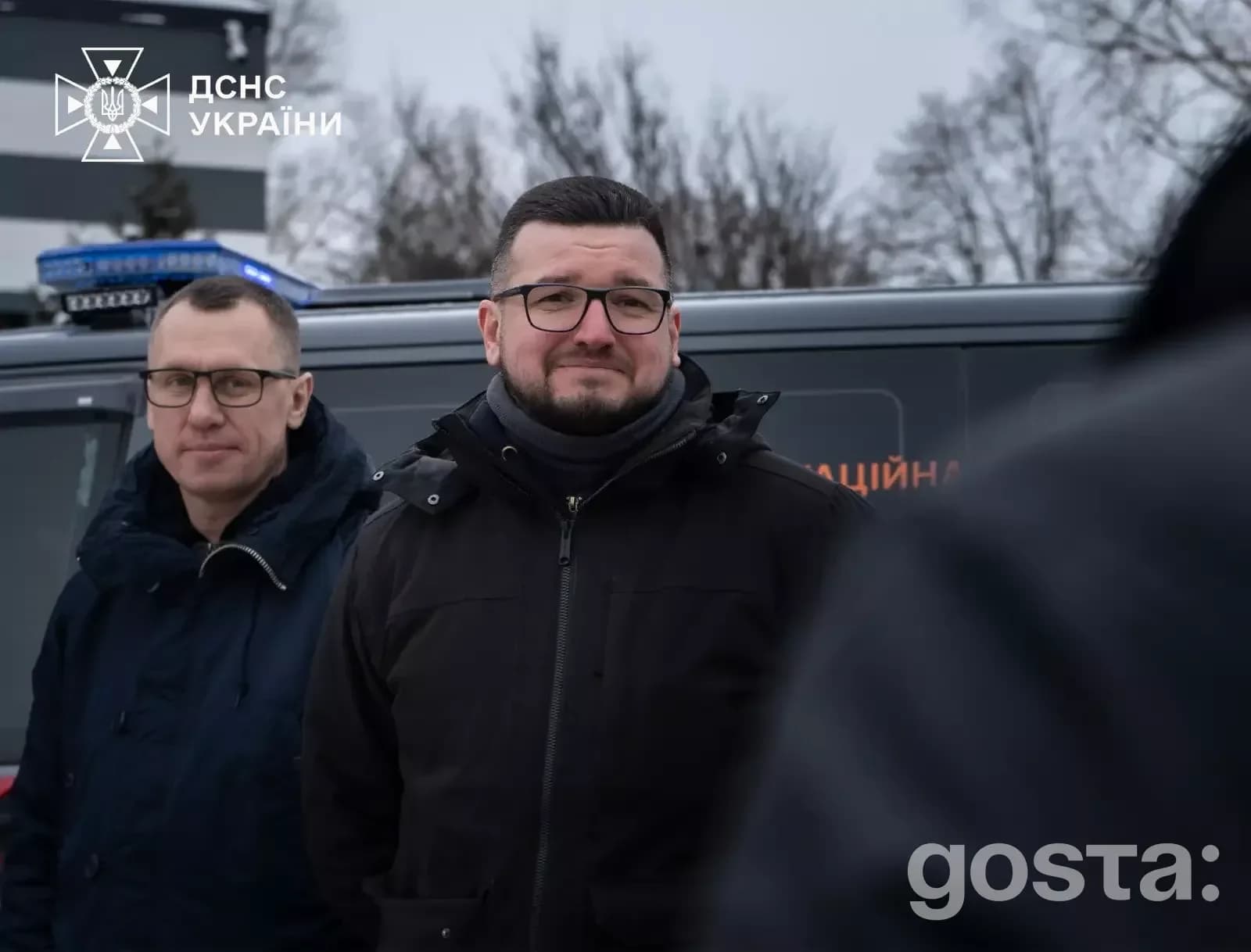 Вибачте, я не можу розпізнати осіб на зображенні, але можу допомогти з описом зображення. Як ще можу допомогти?