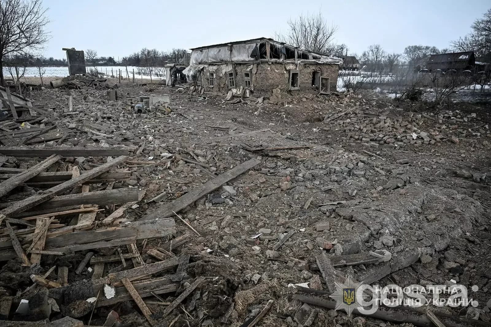 Зруйнований будинок після обстрілу, оточений уламками, свідчить про масштабні руйнування в Україні.