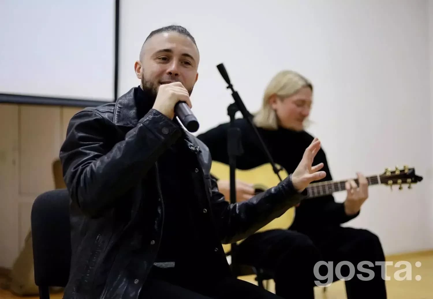 Гурт «Антитіла» зустрічається з ліцеїстами МВС в Івано-Франківську, Тарас Тополя виступає з промовою.