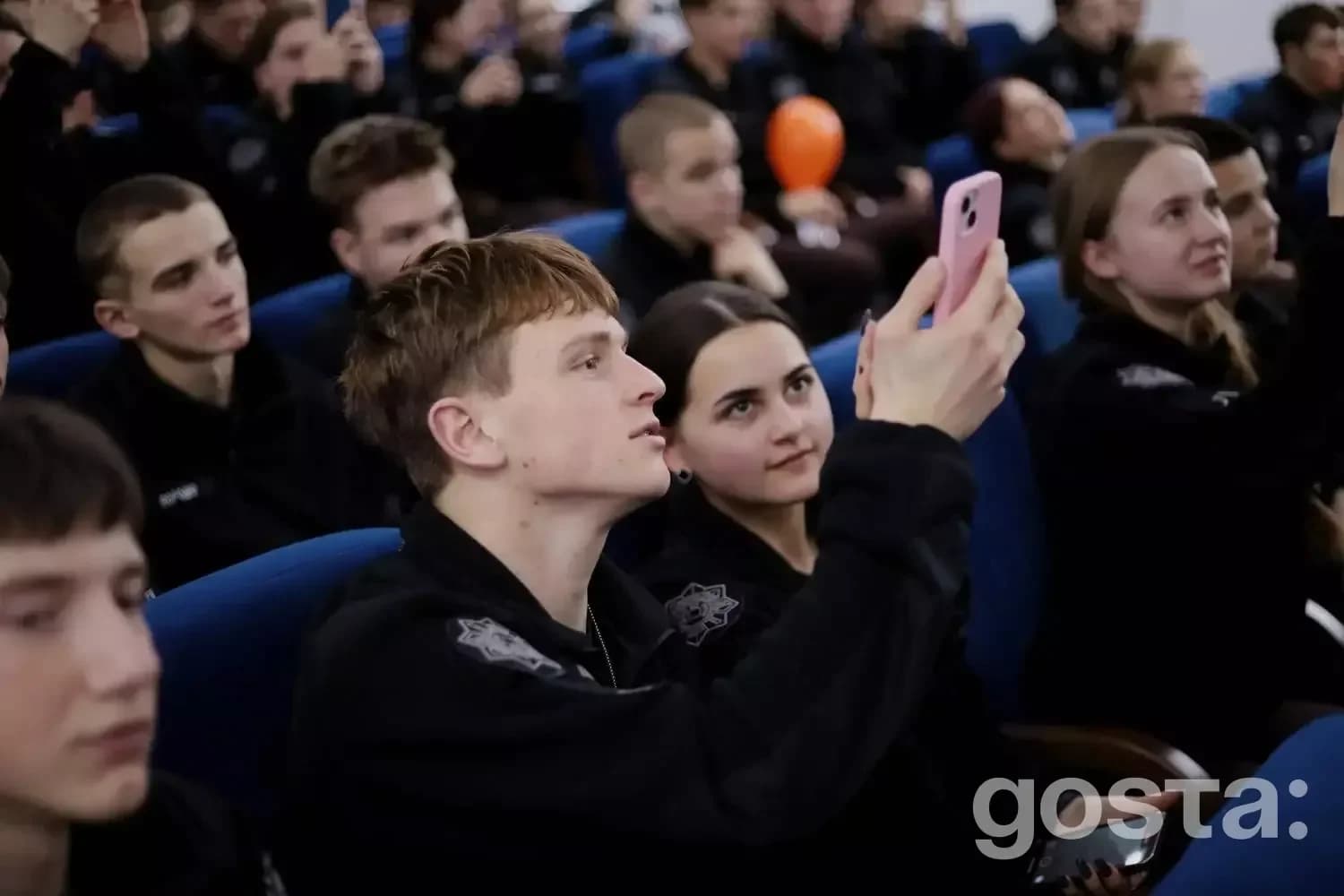 На фото ліцеїсти в Івано-Франківську слухають фронтмена гурту «Антитіла» Тараса Тополю, обговорюють майбутнє.