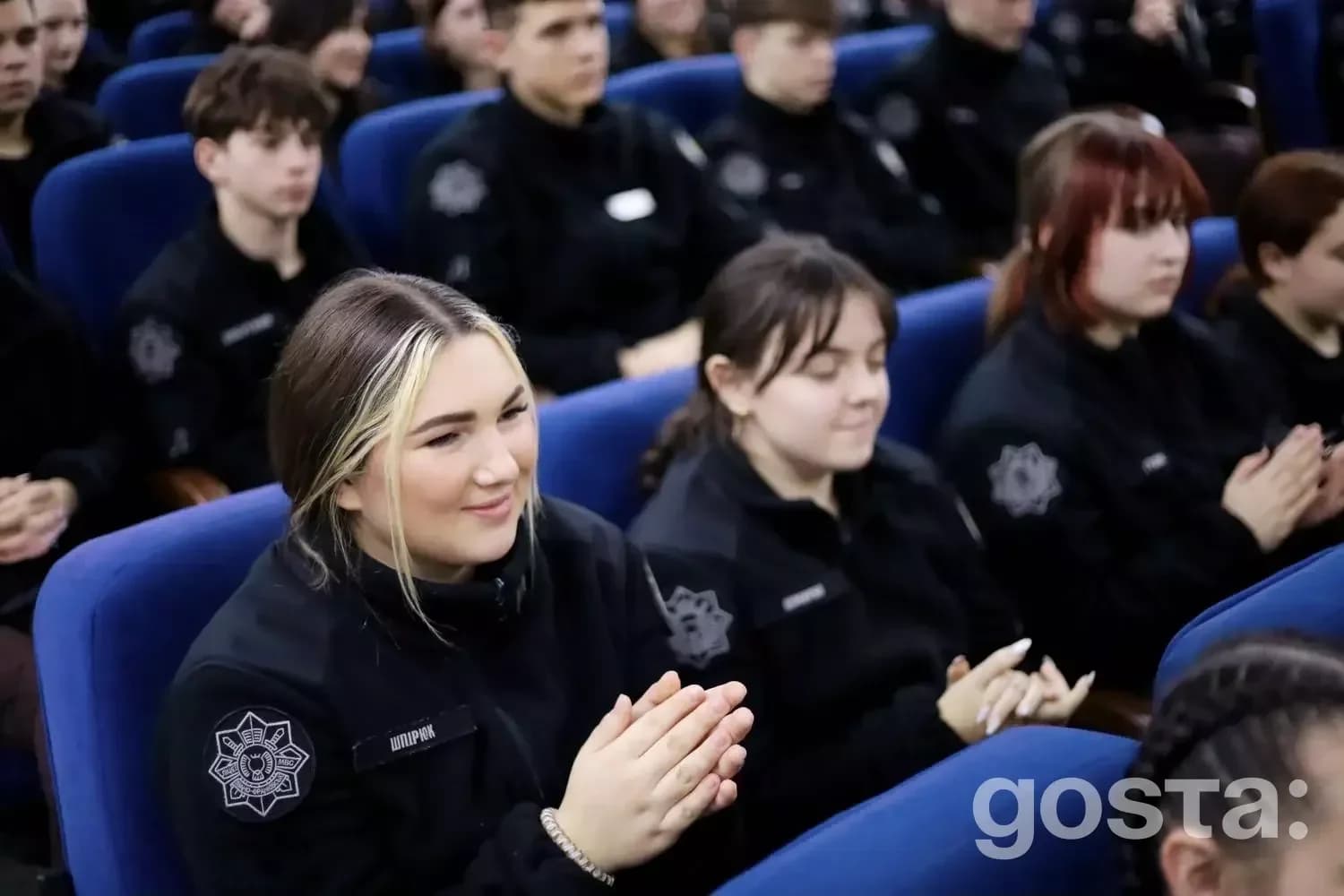 Ліцеїсти аплодують на зустрічі із гуртом «Антитіла» в Івано-Франківському ліцеї МВС України.