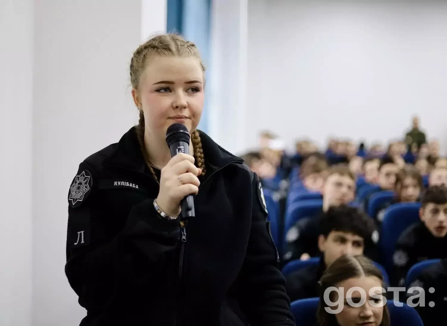 Ліцеїстка виступає з мікрофоном на зустрічі з гуртом «Антитіла» в Івано-Франківському ліцеї МВС.