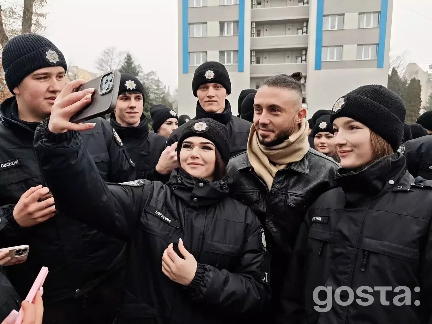 На зображенні: учасники гурту «Антитіла» з ліцеїстами МВС в Івано-Франківську, дружнє спілкування.