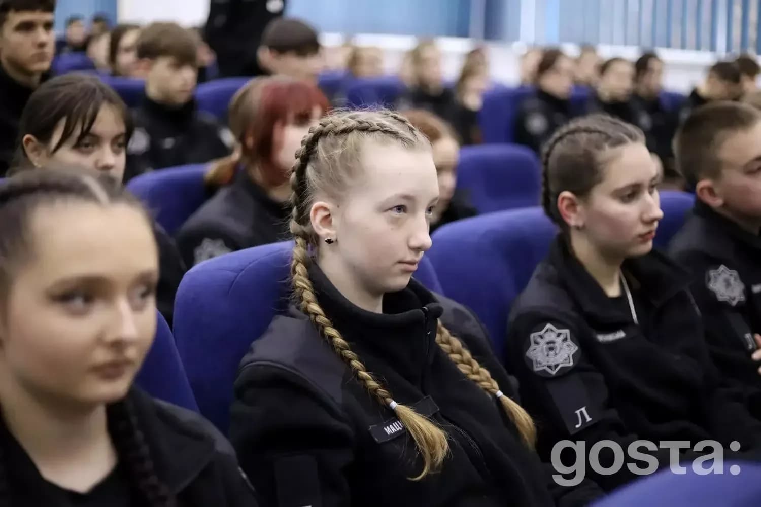 Ліцеїсти у формі слухають презентацію, організовану гуртом «Антитіла» в Івано-Франківському ліцеї МВС.