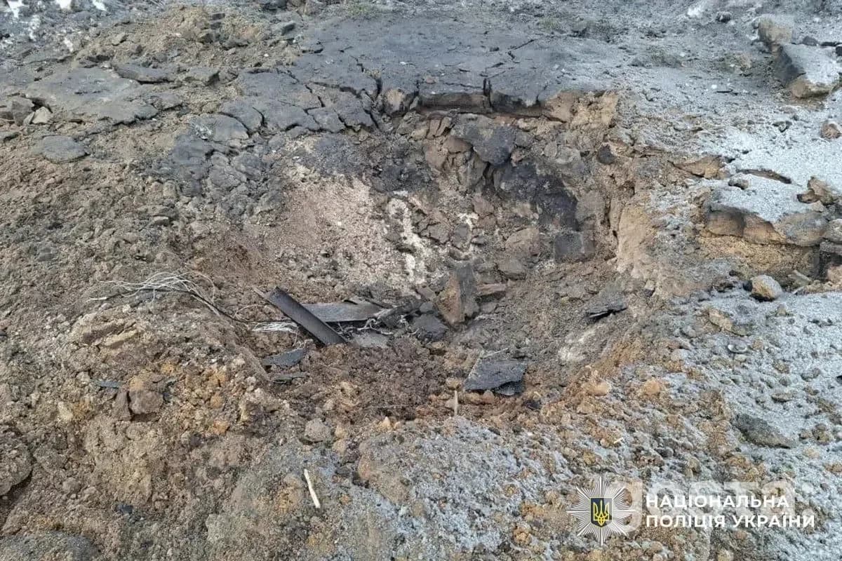 Вирва від обстрілів російськими військами на території України; задокументовані наслідки атаки, пошкоджене покриття.