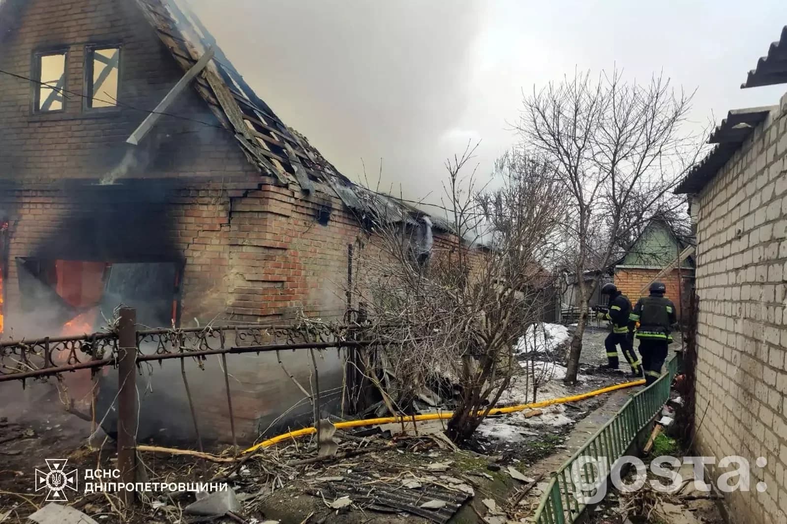 Зруйнована будівля після обстрілів у Дніпропетровщині, пожежники працюють на місці події, видимі наслідки атаки.