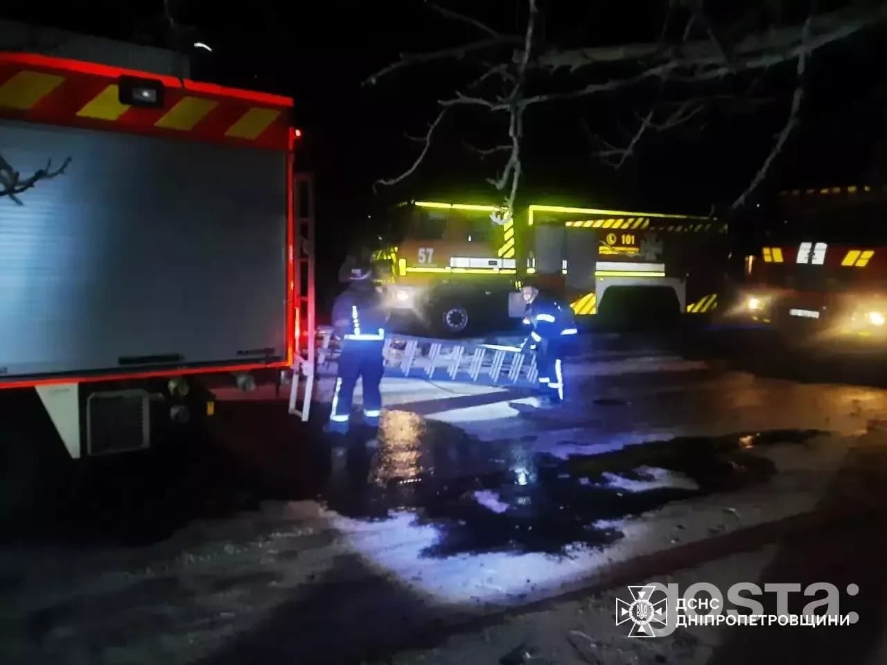 Рятувальники працюють біля пошкоджених обстрілами авто під час нічної атаки у Дніпропетровській області, Україна.