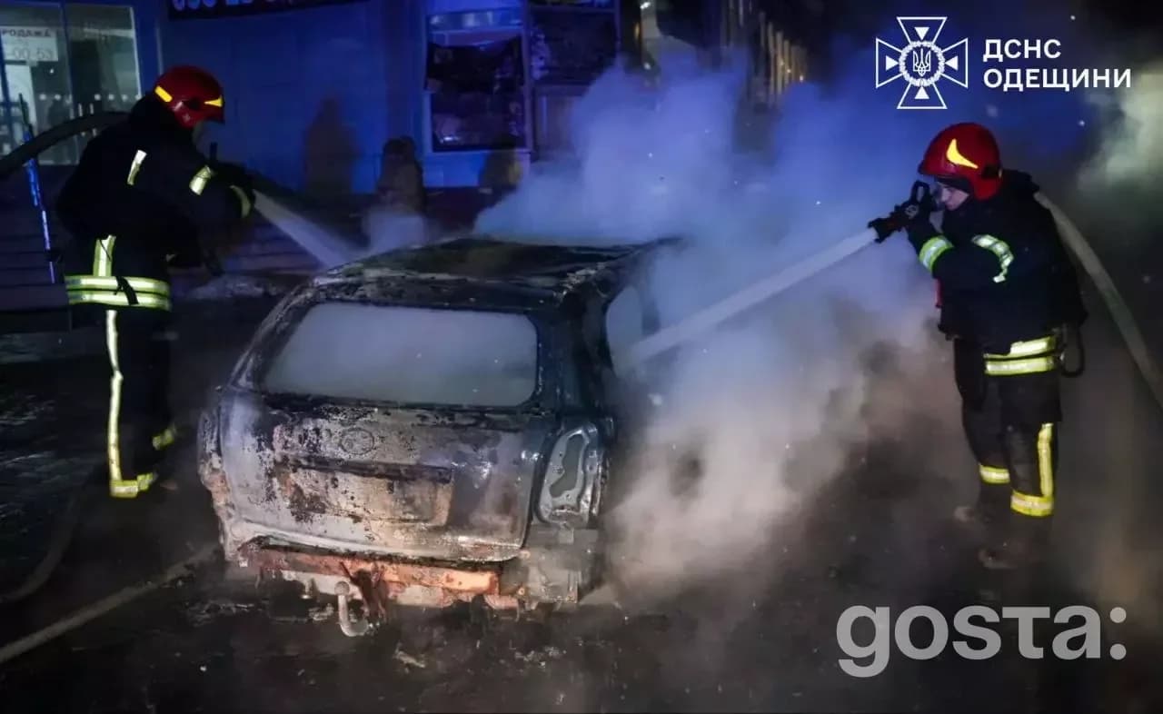 Пожежники гасять палаюче авто після обстрілів в Україні; пошкоджена інфраструктура, постраждали цивільні.