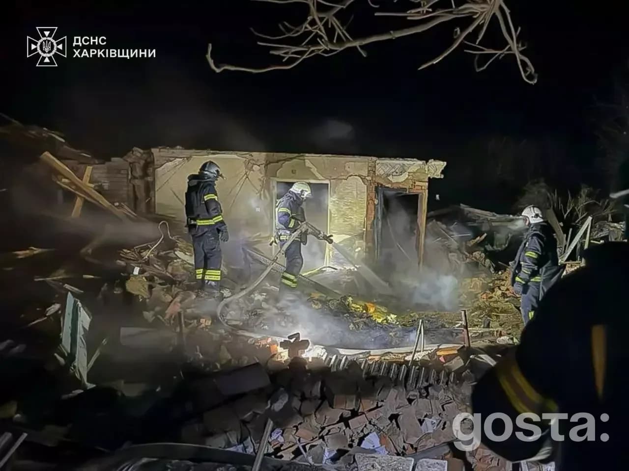 Рятувальники гасили пожежу після російських обстрілів в Україні, зруйновані житлові будинки та цивільна інфраструктура.