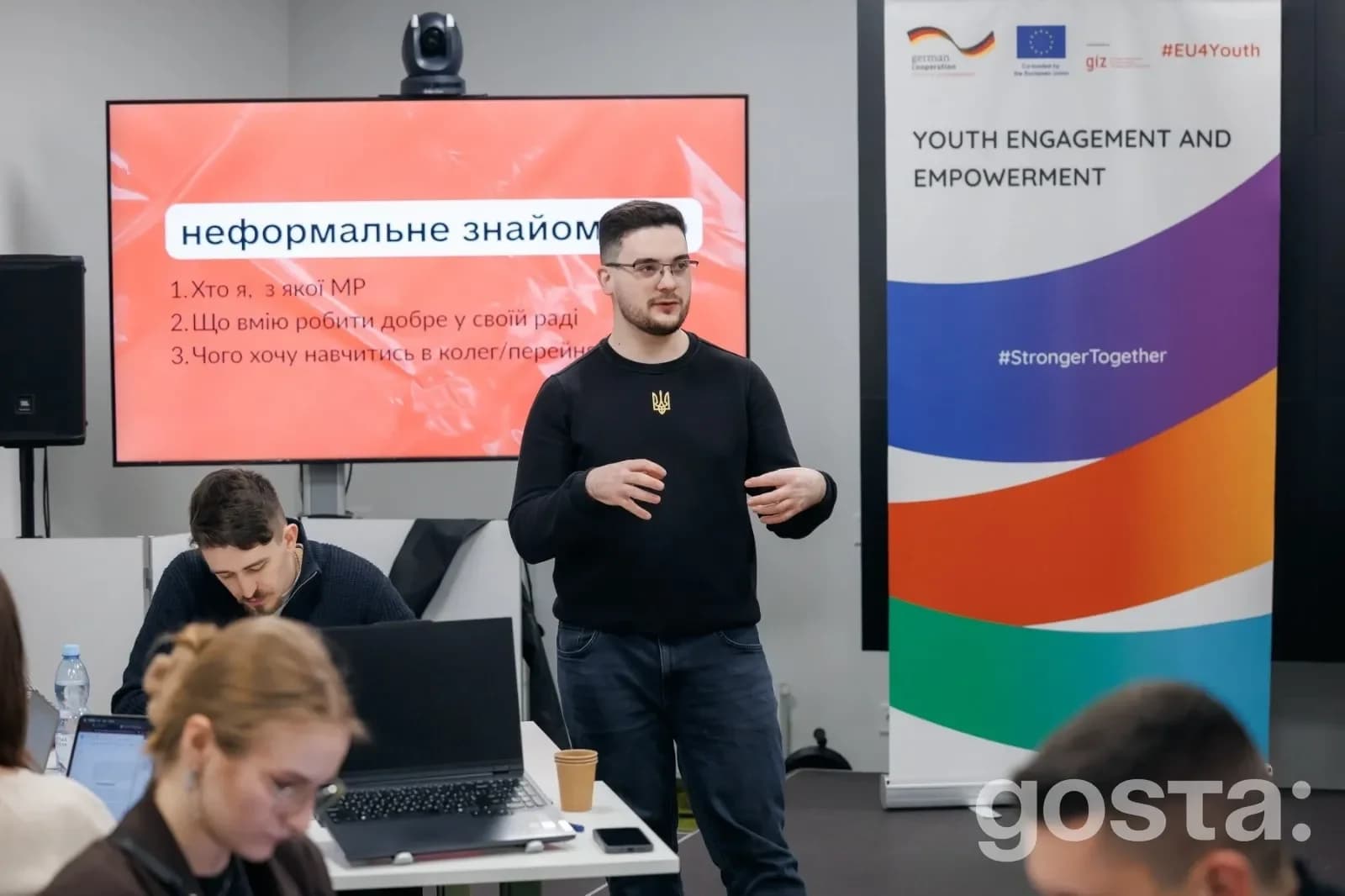 На зображенні фасилітатор веде зустріч молодіжних рад у Києві, обговорюючи співпрацю на національному рівні.