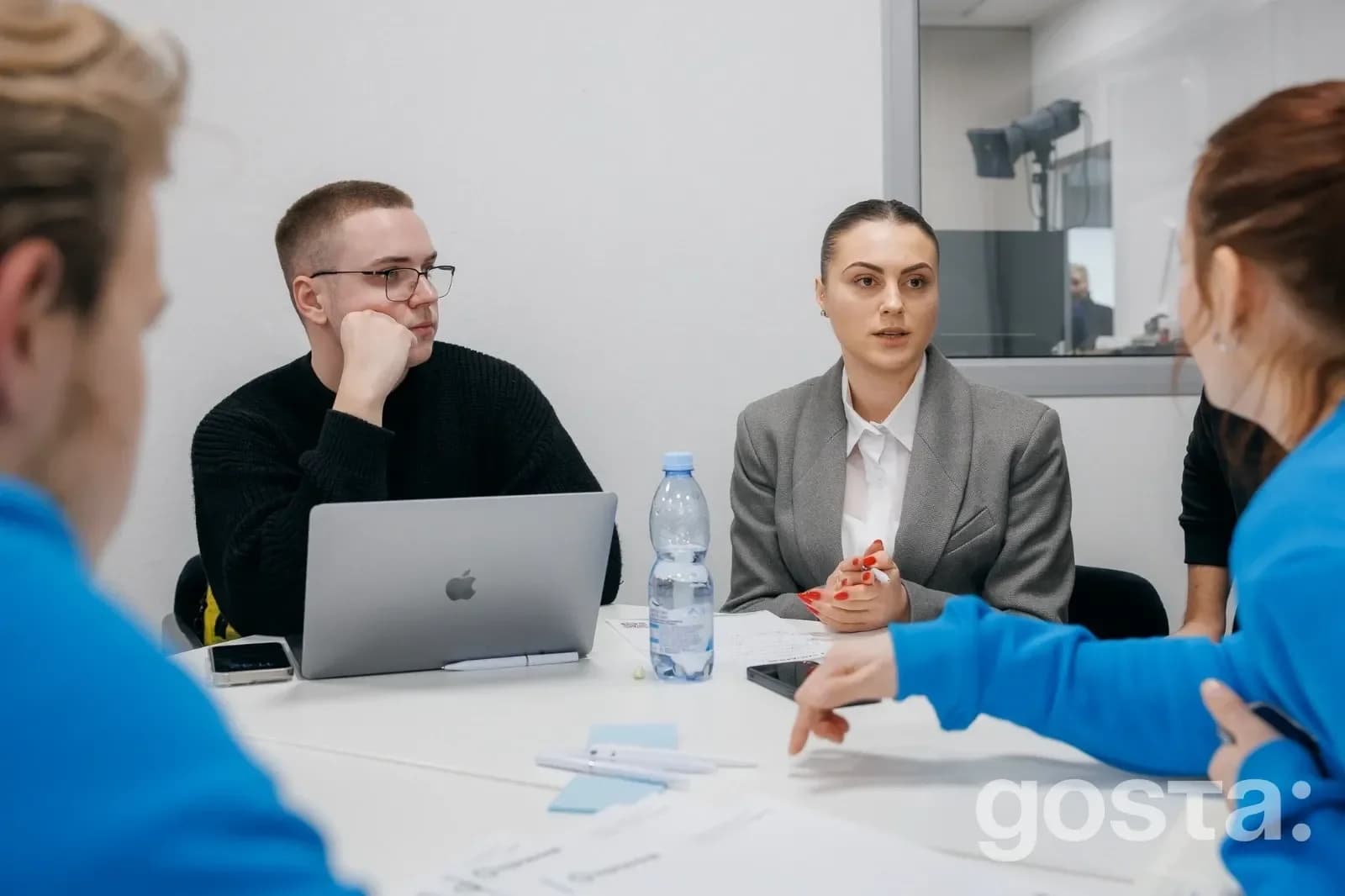 На зустрічі обговорювали співпрацю молодіжних рад України; учасники записують ідеї, ділова атмосфера.