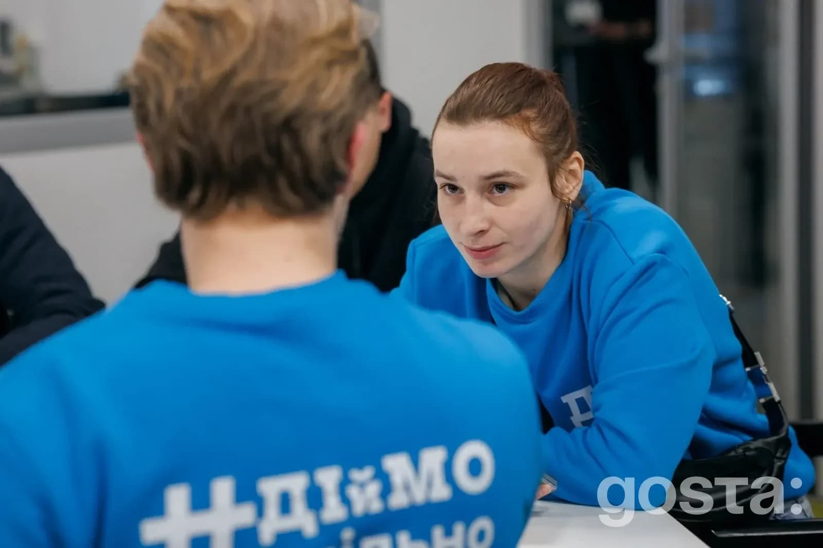 На зображенні учасники фасилітованої зустрічі молодіжних рад у Києві, обговорюють роль та взаємодію на національному рів