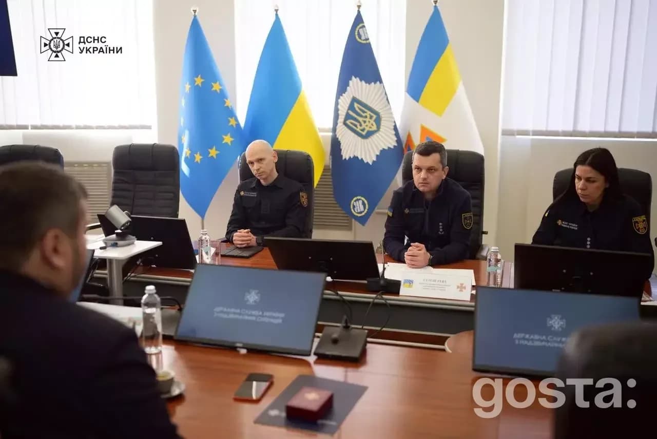 Рятувальники ДСНС України отримують гуманітарну допомогу від Азербайджану. Церемонія передачі генераторів.