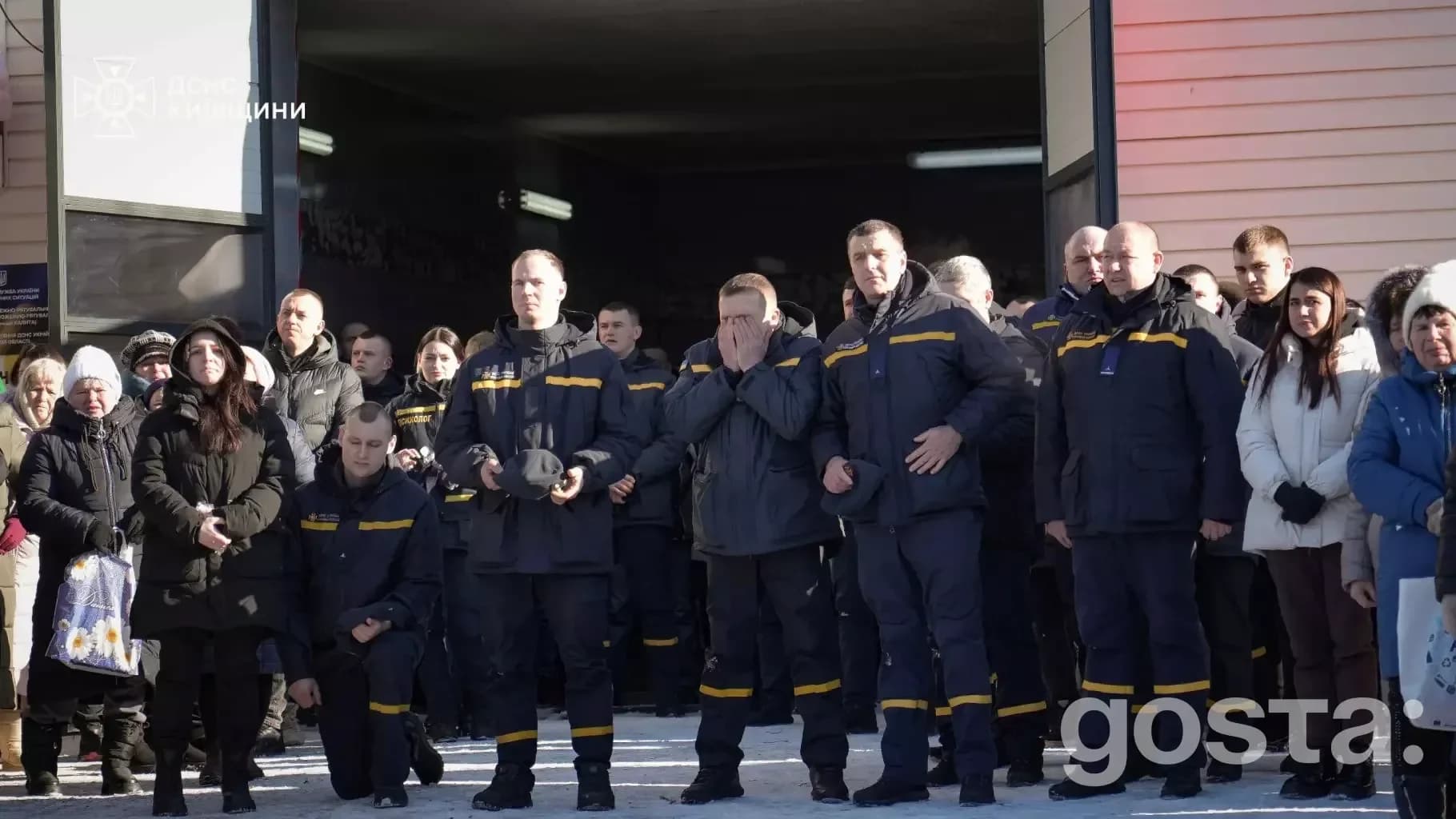 На фото група рятувальників ДСНС України на церемонії вшанування пам'яті загиблого колеги, Михайла Проценка.