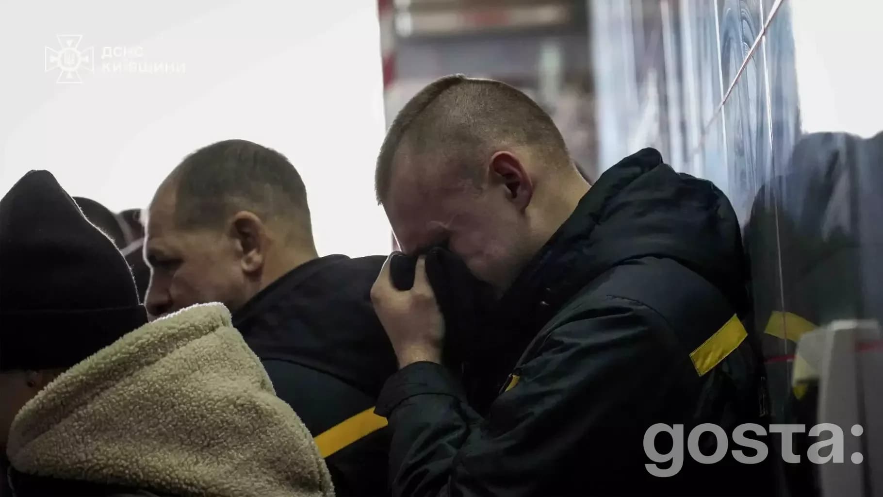 На фото: колеги вшановують пам'ять рятувальника ДСНС України Михайла Проценка, який трагічно загинув на службі.