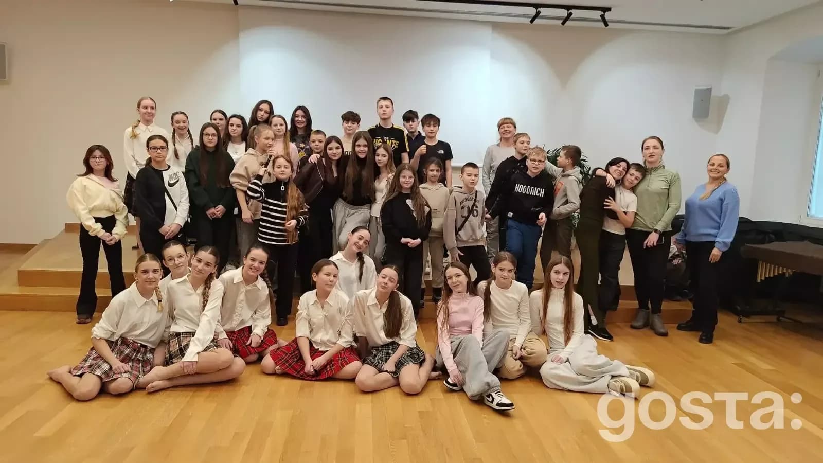 Групове фото дітей під час відпочинку в Хорватії, ініційованого програмою «Життя без мін» для підтримки сімей захисників
