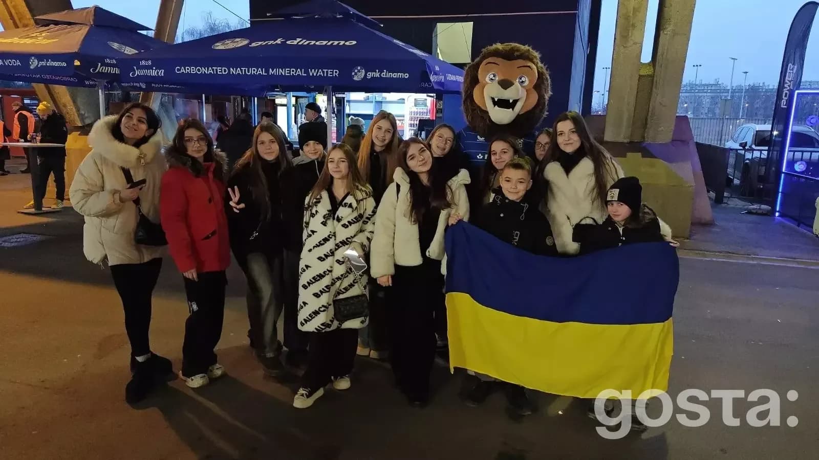 Діти захисників із прапором України на заході в Хорватії, співпраця МВС для відпочинку та відновлення дітей.