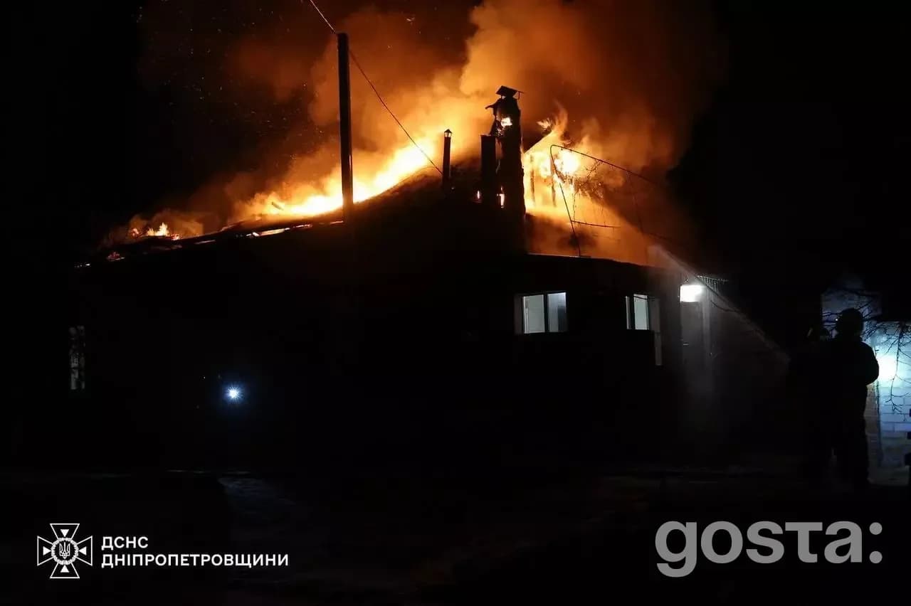 Пожежа в будівлі від нічного удару на Дніпропетровщині, робота рятувальників триває, зазнали пошкодження енергетичні об'