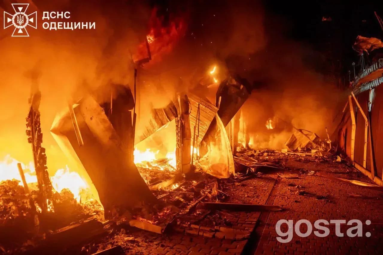 Пожежа після обстрілів; ремонтні бригади та рятувальники працюють уночі в умовах атаки російських дронів.