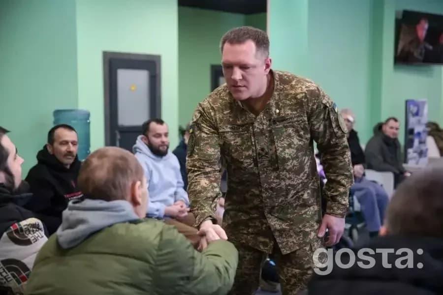 Командувач НГУ зустрічається з пораненими нацгвардійцями у лікарні, вітає їх та вручає нагороди за мужність.