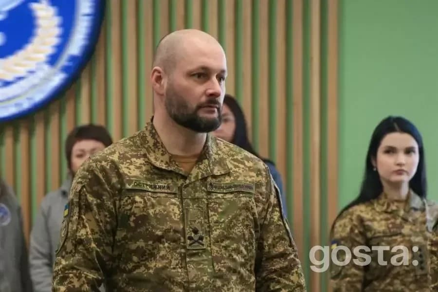 На фото командувач НГУ зустрічається з пораненими гвардійцями для вручення нагород за стійкість та незламність.
