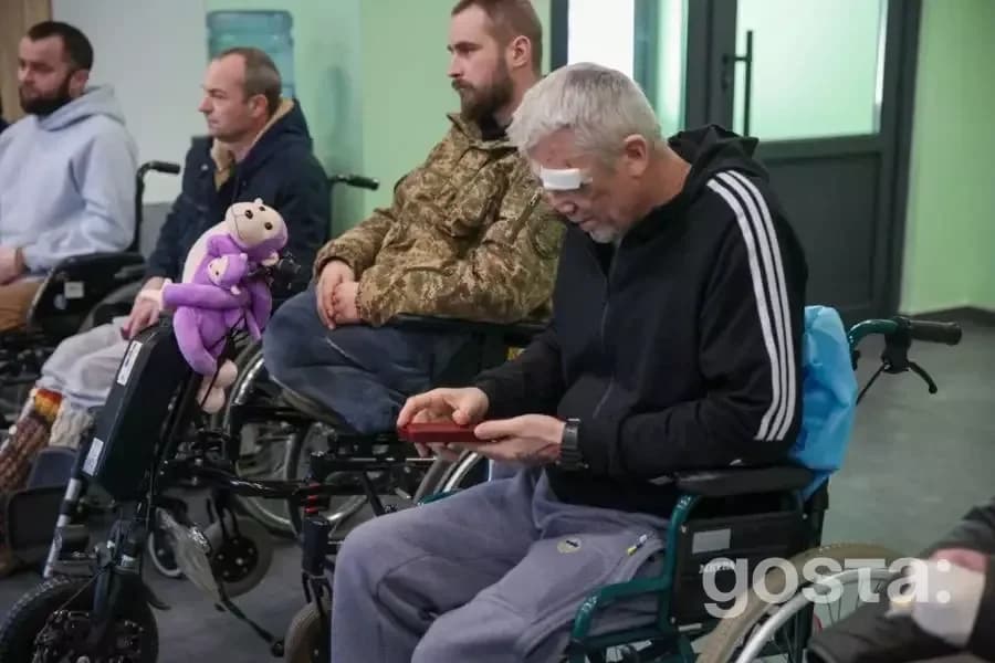 Поранені воїни Нацгвардії України отримують нагороди від командування в лікувальному закладі.