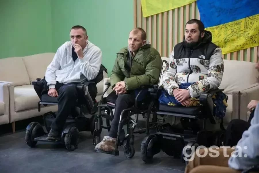 Командувач НГУ зустрівся з пораненими військовими, які проходять лікування, для підтримки та вручення нагород.