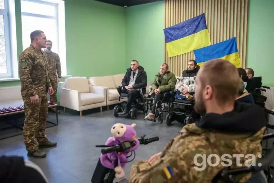 Командувач НГУ відвідує поранених воїнів у лікувальному закладі, спілкується та підтримує їхній дух.