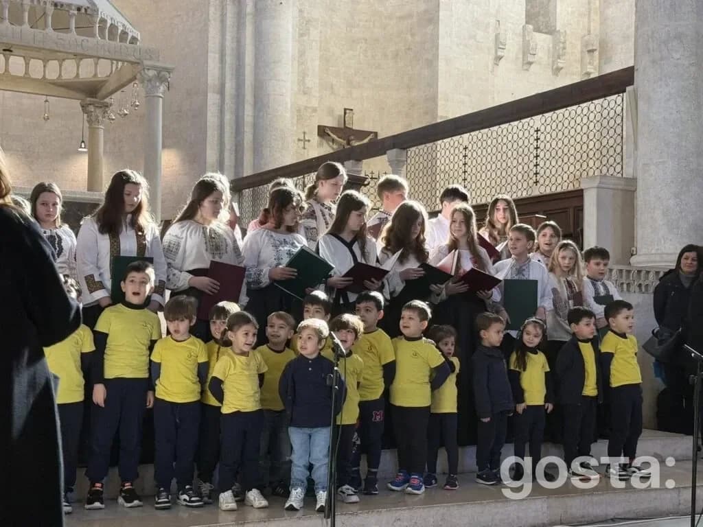 На фото хор студентів Львівського музичного ліцею співає у Кафедральному соборі Святого Сабіно в Барі, Італія.
