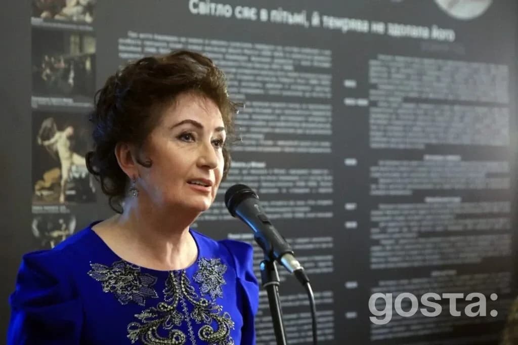 Виступ жінки на відкритті виставки «У світлі Караваджо» в Національному заповіднику «Софія Київська».