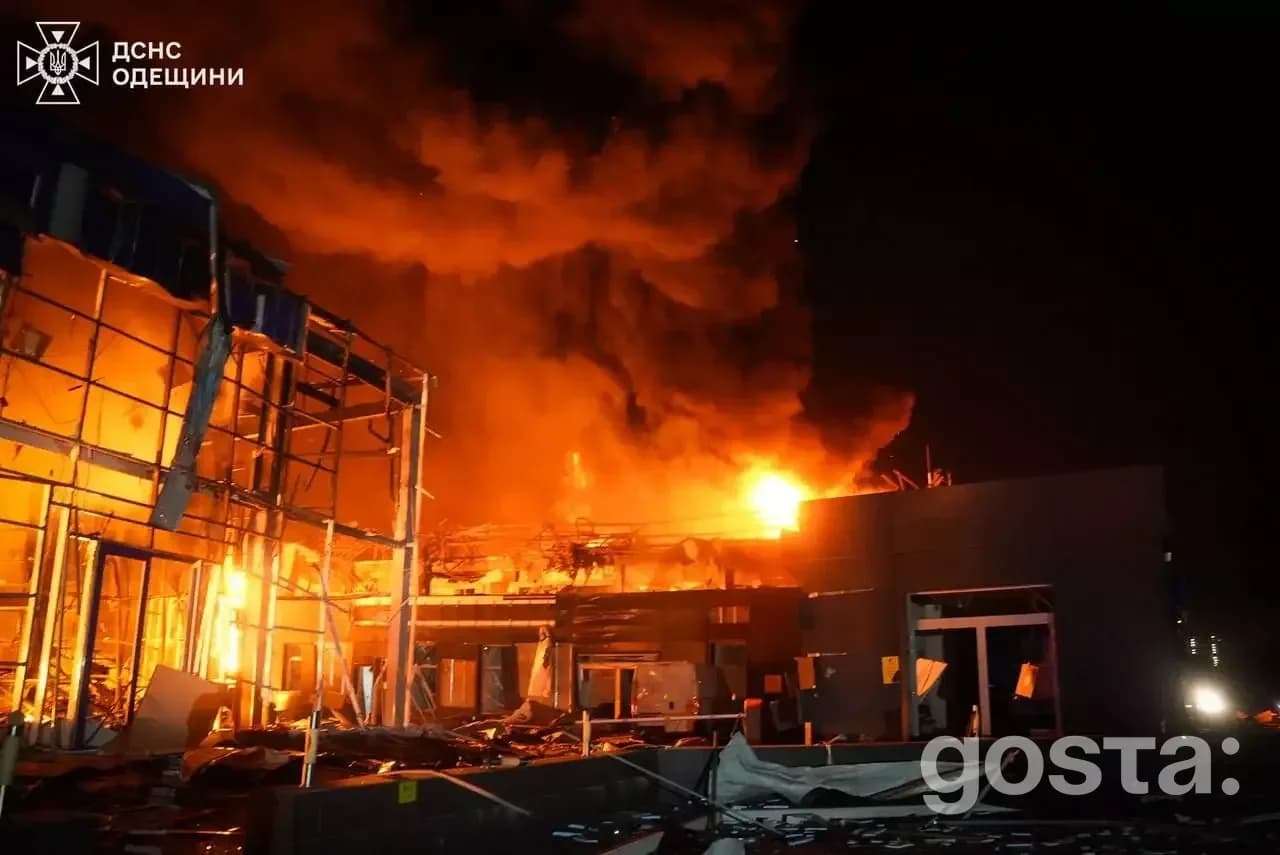 Пожежа після обстрілу у промисловій зоні Одеси, масовані атаки РФ, пошкоджена інфраструктура, працюють рятувальники.