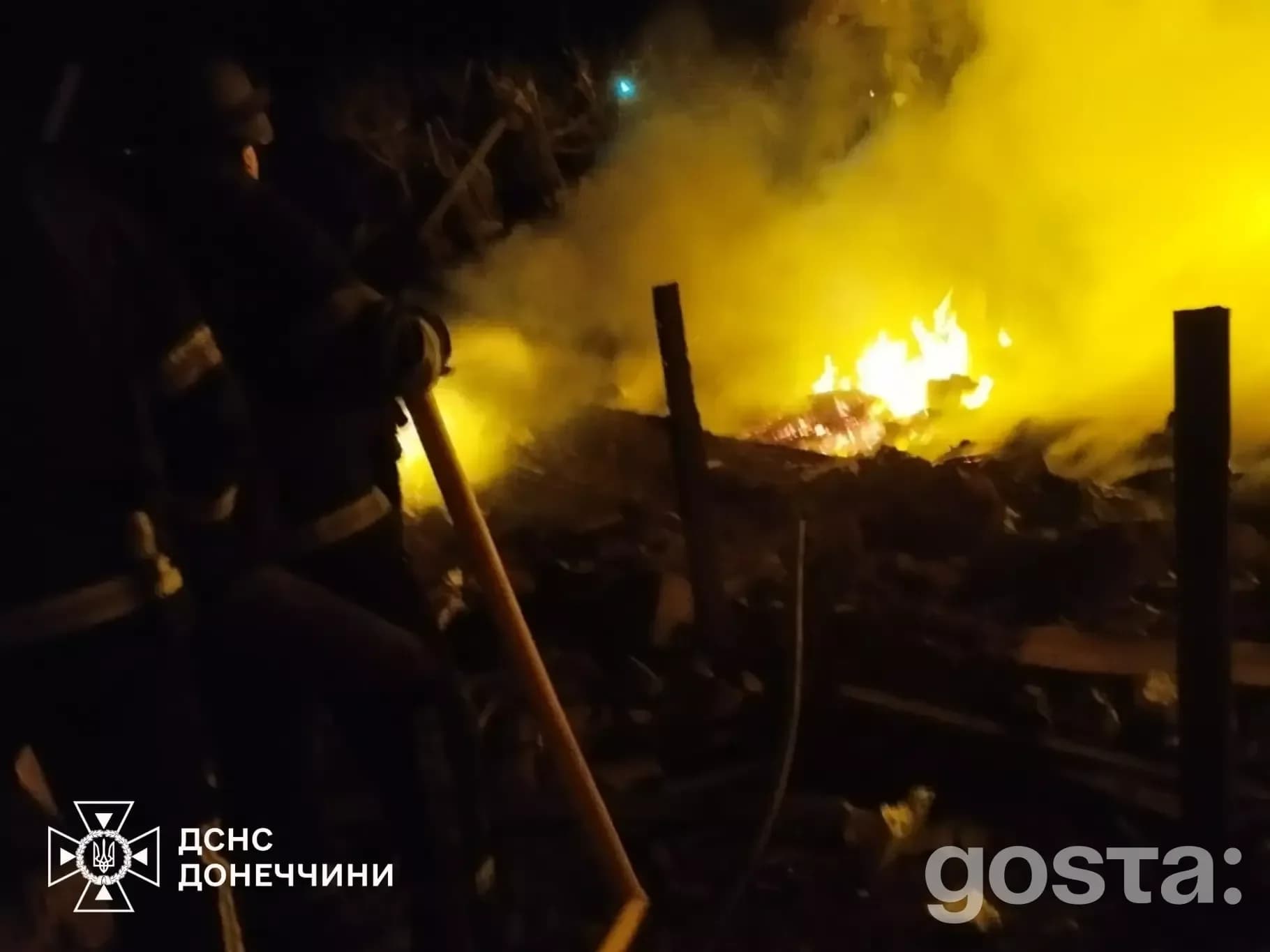 Рятувальники гасять пожежу після нічних атак в Україні; постраждали Одещина та Запоріжжя, видно значні вогнища горіння.