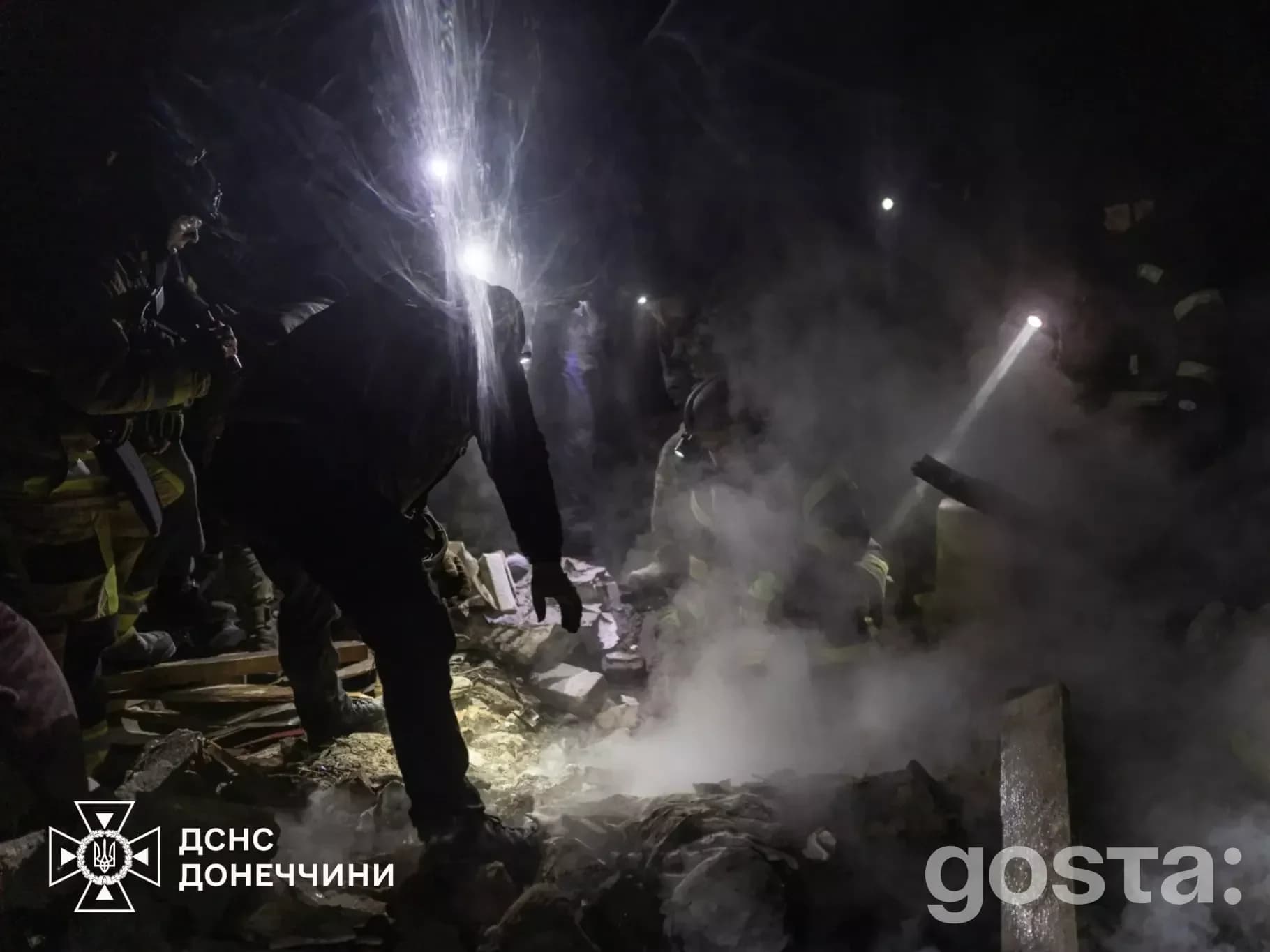 Рятувальники працюють вночі після обстрілів на сході України, використовуючи ліхтарики для пошуку та евакуації постражда