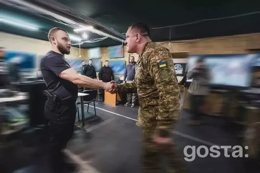 На зображенні командувач НГУ Олександр Півненко тисне руку військовослужбовцю на Куп’янському напрямку.