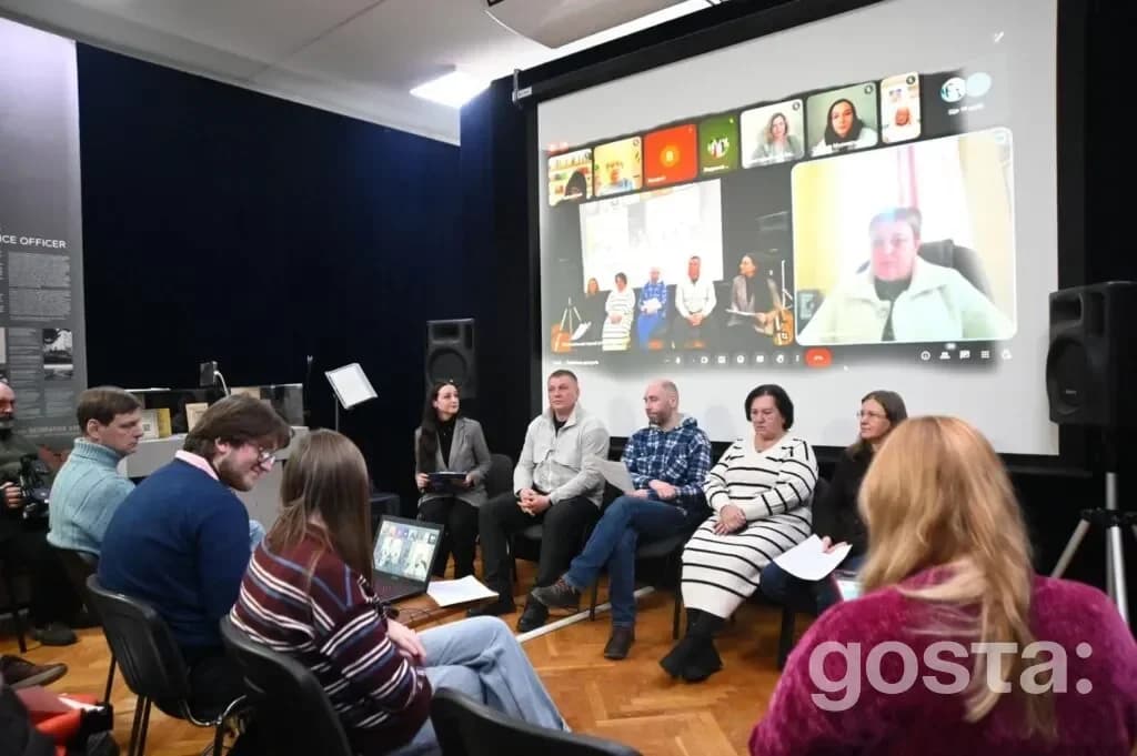 На фото публічна дискусія в Національному музеї історії України з учасниками в залі та онлайн.