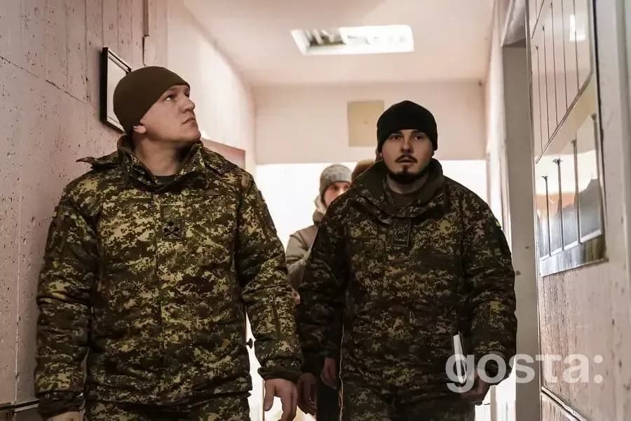 Командувач НГУ перевіряє оборону Чорнобильської АЕС, військові у формі оглядають об’єкт.