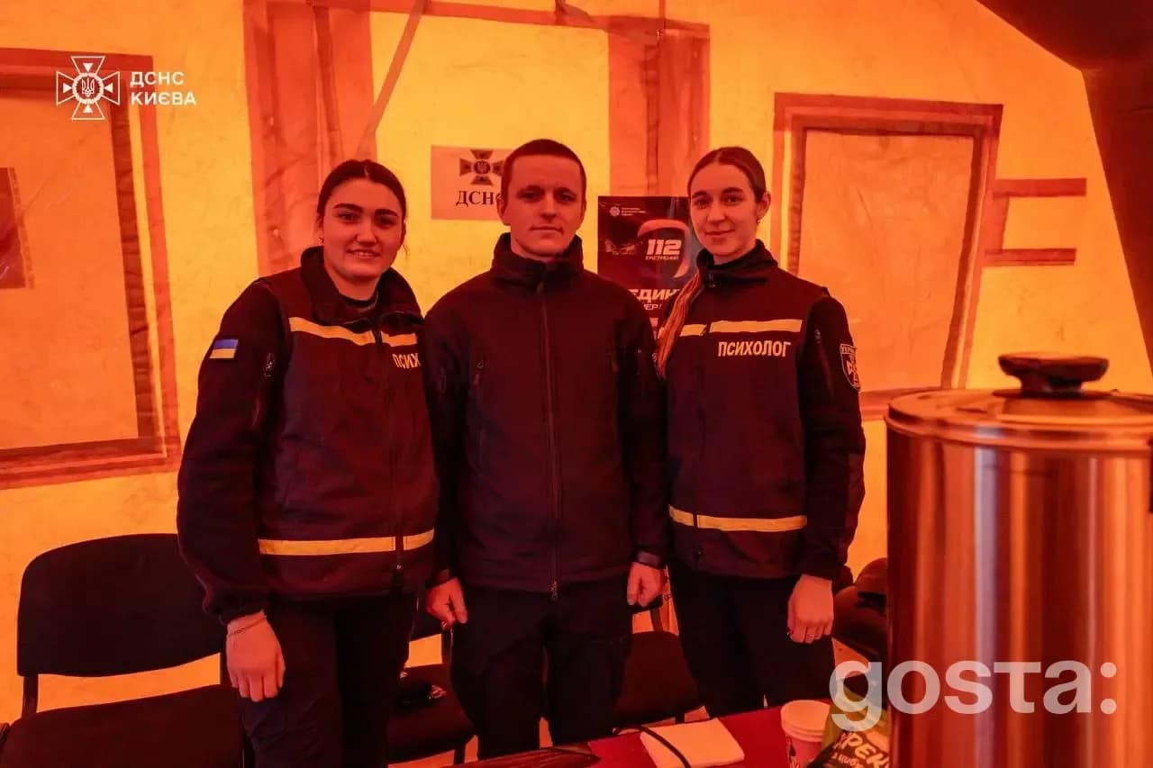 Троє рятувальників ДСНС Києва в пункті обігріву під час відновлювальних робіт після російських атак на енергомережі.