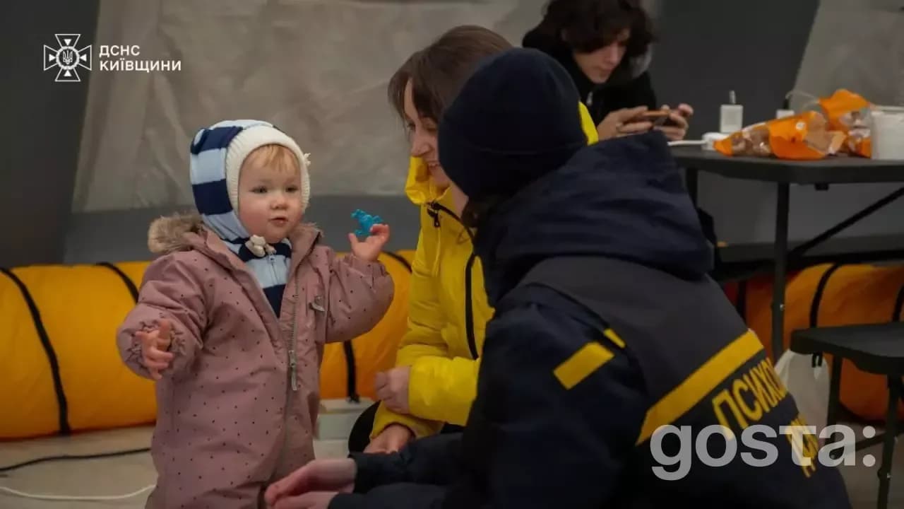 Психологи ДСНС і поліції України допомагають в Пунктах незламності в Києві, підтримуючи населення під час кризи.