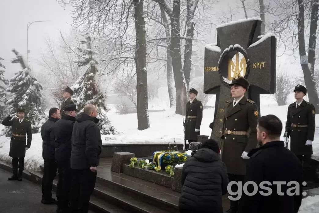 Президент України вшановує пам'ять Героїв Крут, покладаючи квіти до пам'ятного хреста на Аскольдовій могилі в Києві.