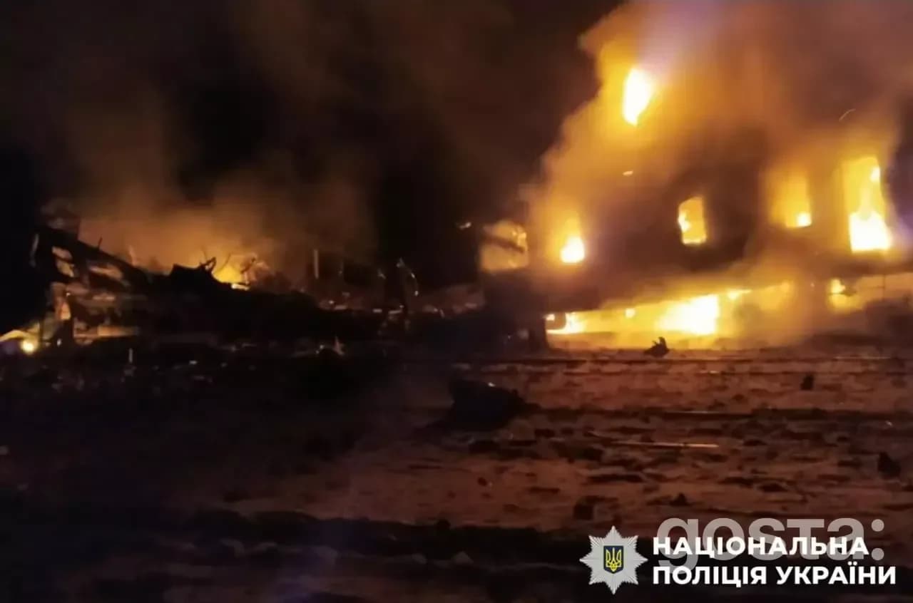 Пожежа внаслідок обстрілів в Україні; на зображенні видно полум'я та дим, руйнування цивільної інфраструктури.