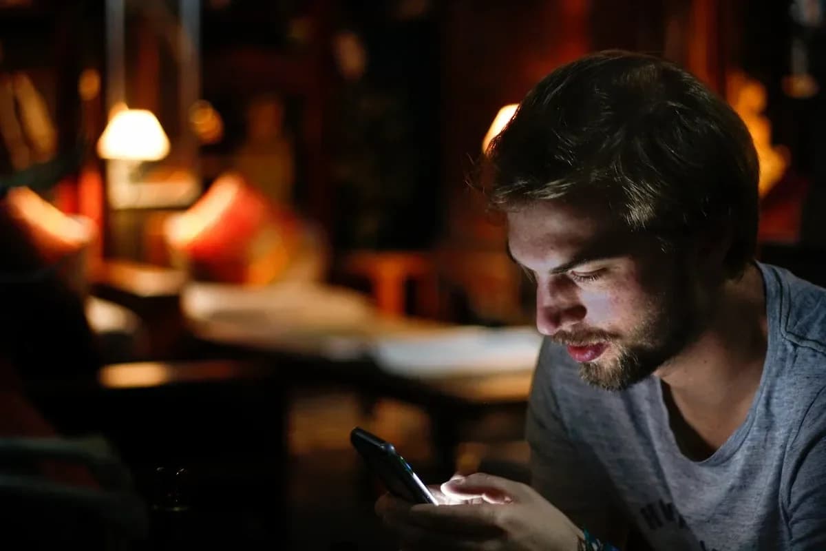 При нічній зарядці смартфона відбувається швидке зношування батареї