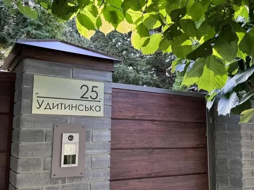 Номер на дверях офісного приміщення в сучасному бізнес-центрі